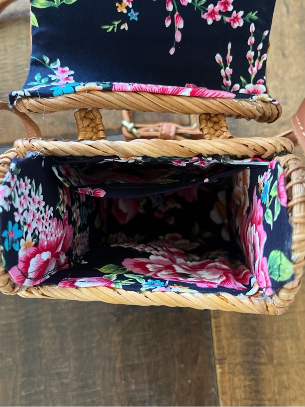 Woven straw rattan crossbody bag with leather strap, floral interior. - Picture 4 of 6